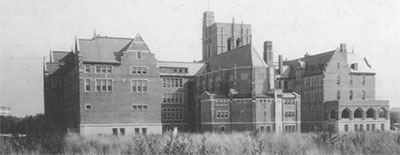 Présentes dupuis 1849 à Boston, Massachuesetts, Les SND y fondent Emmanuel college en 1919, collège catholique pour femme