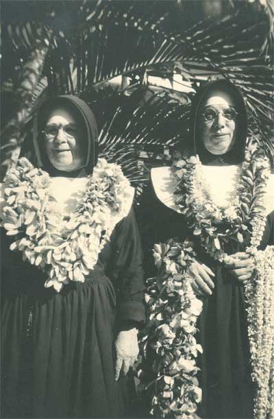 Première visite de Sr Augusta du S-C, Provinciale de Waltham, et de sa secrétaire à Honolulu, Hawaï, 1947