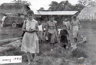 Village de Wany, Soeur Sandra Price et enfants1985.