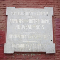 Plaque des demi-pensionnat et externat à Nouveau-Bois, Gand, en français.