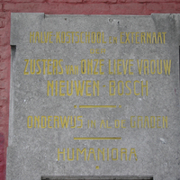 Plaque des demi-pensionnat et externat à Nouveau-Bois, Gand, en néerlandais.